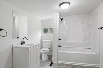 Building Photo - 562 N Union St