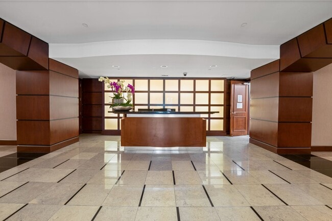 Building Photo - Gorgeous Park Laurel condominium