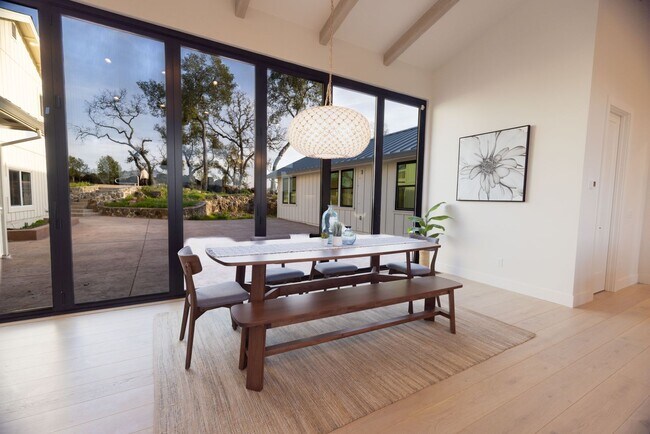 Foto del edificio - Stunning Views from this Brand New, Luxury...