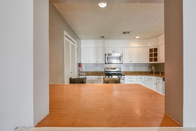 Building Photo - 45 Tulip Ln