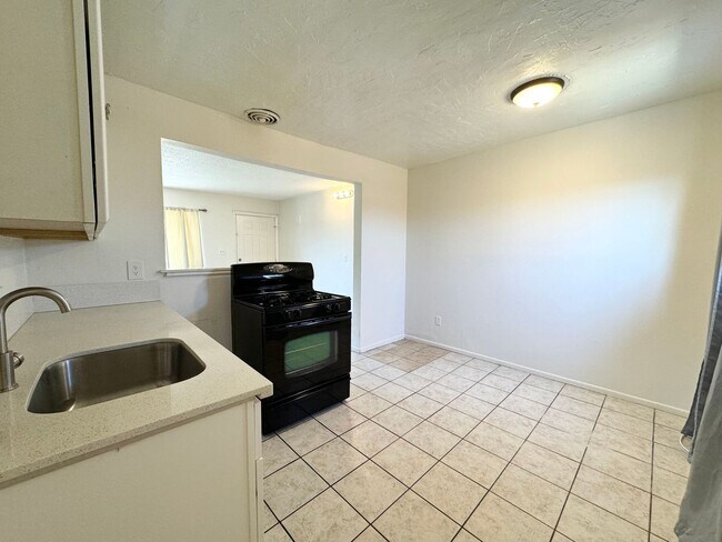 Foto del edificio - AVAILABLE NOW!! 2 Bed / 1 Bath Apartment in Palm Springs!!