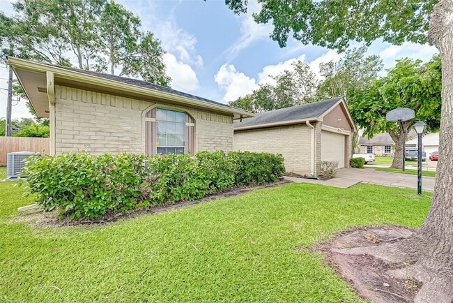 Building Photo - 16355 Sierra Grande Dr