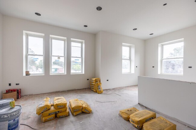 Foto del edificio - 8001 Edgewater Rd