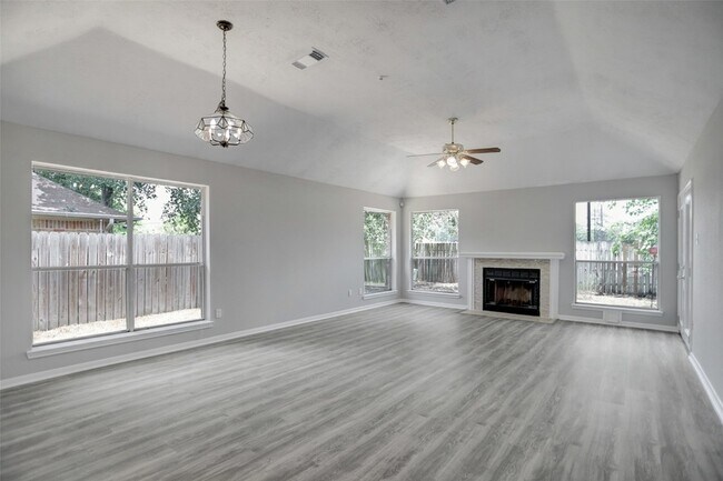 Foto del edificio - 17030 Spruce Run Dr