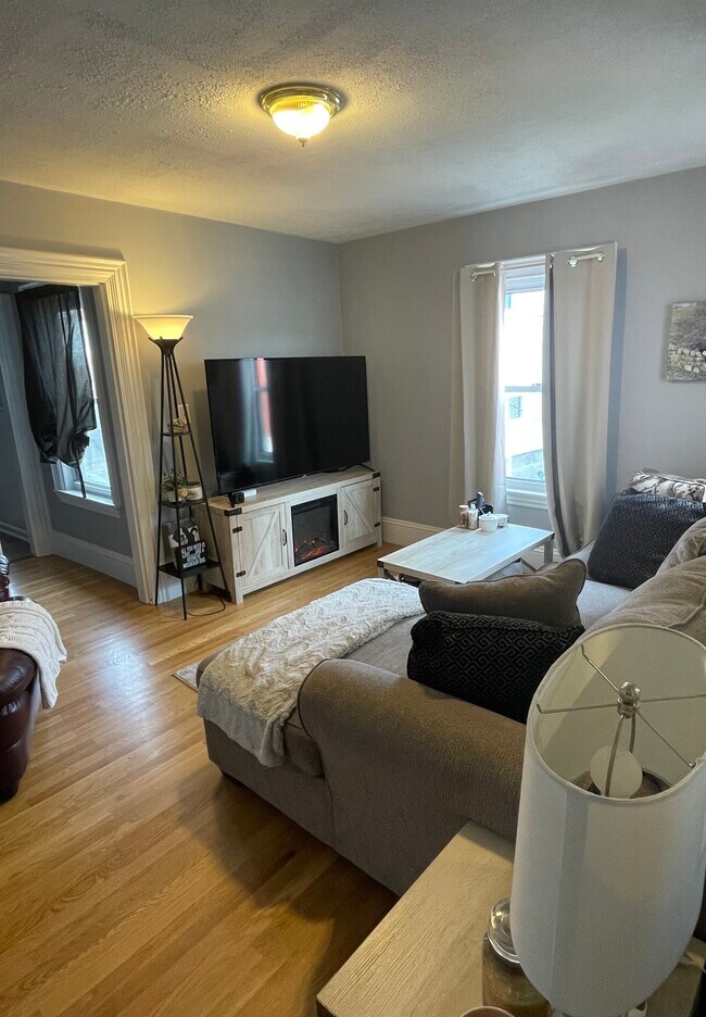 Building Photo - 21 Newcomb St