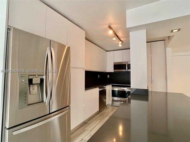 Building Photo - 9360 Fontainebleau Blvd