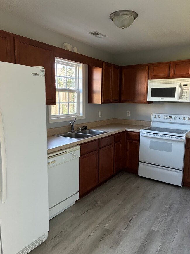 Foto del edificio - Delightful 2 bedroom 2.5 bath located in Hubert. Just a short drive to Camp Lejeune, area beaches...