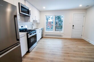 Building Photo - 142 Young St