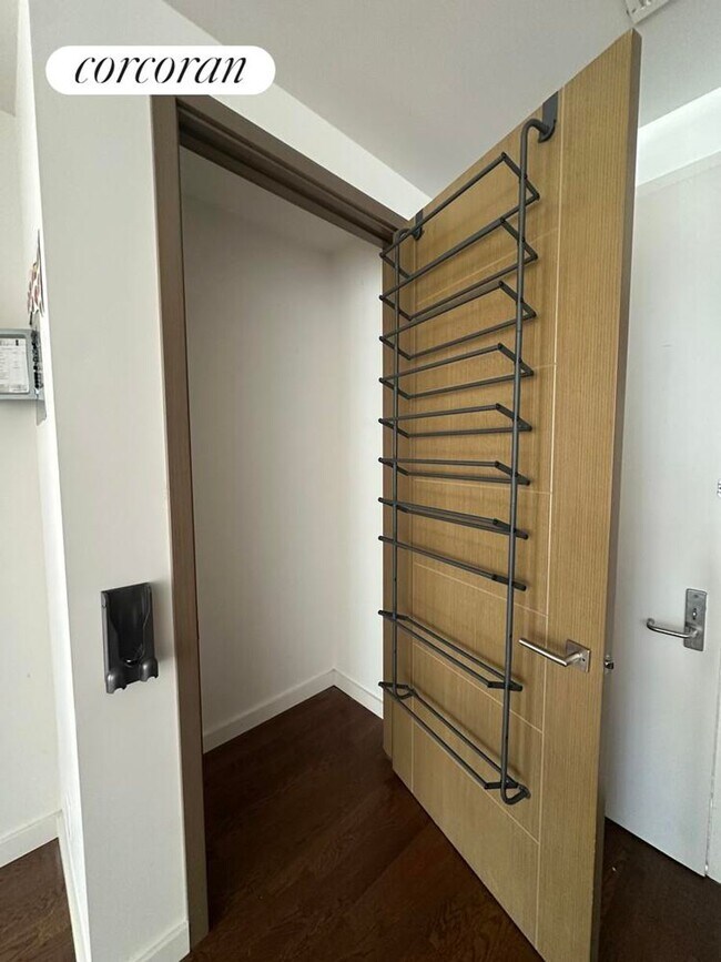Foto del edificio - 2717 42nd Rd