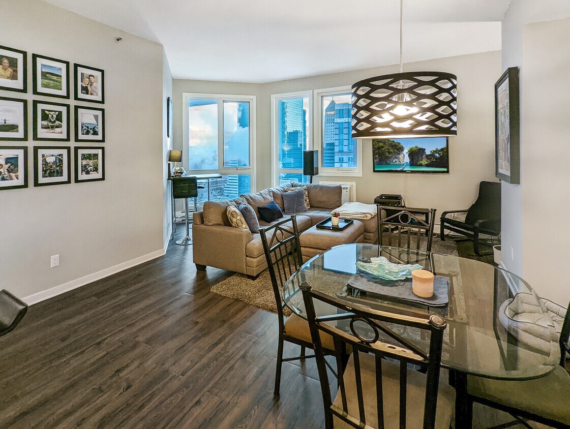Eat in kitchen with downtown views - 433 S 7th St
