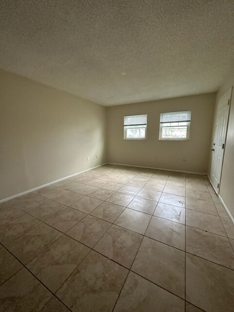 Foto del edificio - 828 Sky Lake Cir