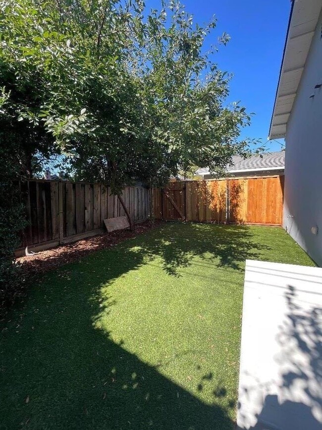 Building Photo - 2563 Briarwood Dr