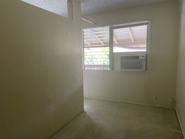 Building Photo - $1,750 Studio, 1 bath Condo with Lanai (Ka...
