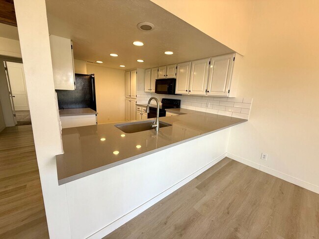 Building Photo - Upgraded townhome by Southgate Golf Course - Small dogs allowed