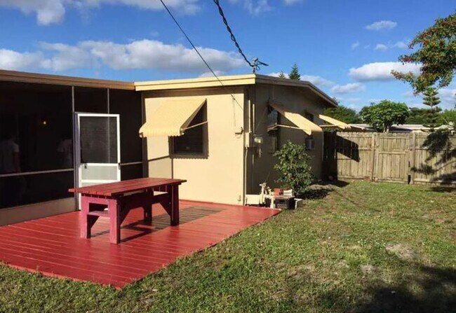 Building Photo - The perfect 3/1 single home in Pompano Beach - Washer and Dryer in unit!