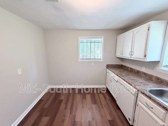 Building Photo - 858 Eyers Rd