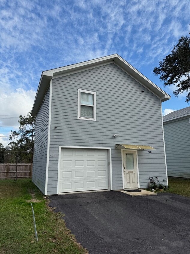 Primary Photo - New Resident Special! ONE MONTH FREE! Conv...