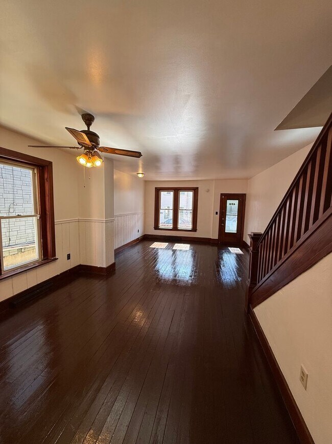 Building Photo - 459 New St