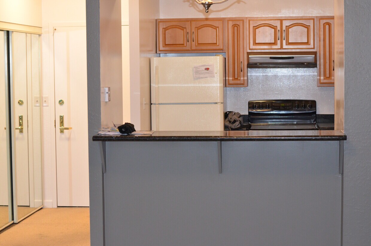 Foto principal - 6363 Christie Ave