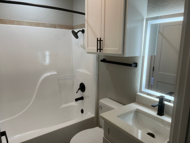 Building Photo - 4 Bed 2 Bath Apartment