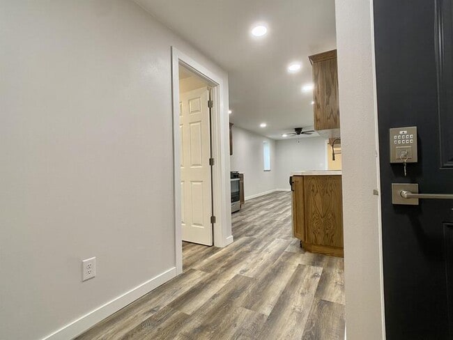 Building Photo - 423 Adams Ave