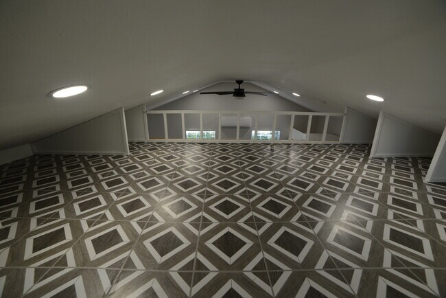 Building Photo - 6638 Encino Ave