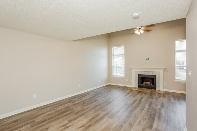 Building Photo - 1795 Willowview Ln