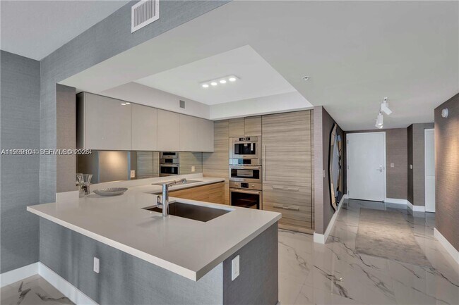 Foto del edificio - 300 Sunny Isles Blvd