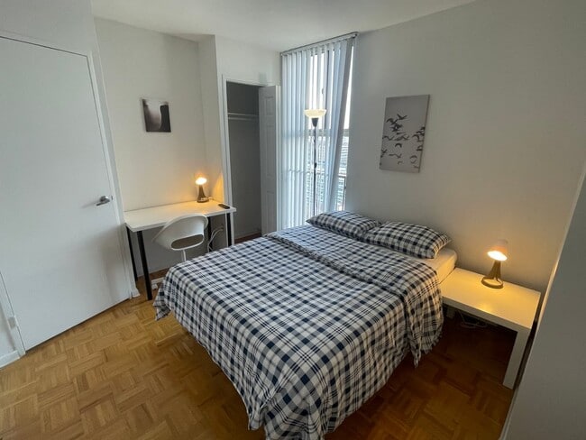 Photo du bâtiment - Deluxe Room - Bloor St West & Spadina Rd