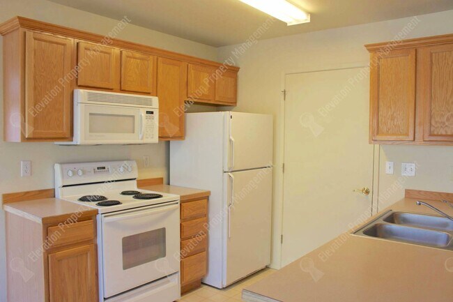 Foto del edificio - Great 2/2 BR Duplex near Pilot Butte