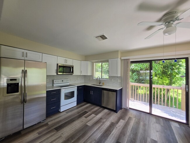 Building Photo - 2455 Thomasson Dr