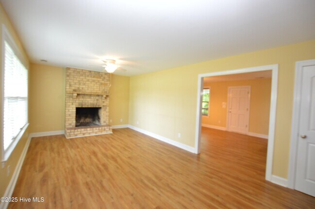 Foto del edificio - 1527 Catherine Lake Rd