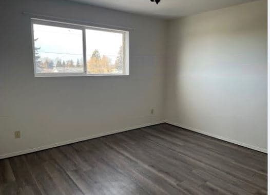 Building Photo - Close to Olds College- 2 Bedroom 1 Bath Unit
