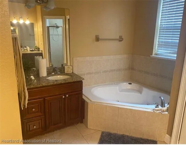 Foto del edificio - 5016 Friars Cove St