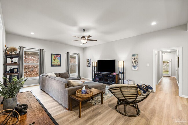 Foto del edificio - 4709 Sago Palm Cir