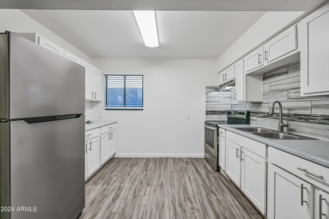 Foto del edificio - 1744 W Glendale Ave