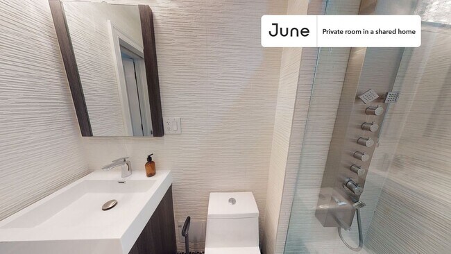 Foto del edificio - Private bedroom in 3 bed/2 bath Home