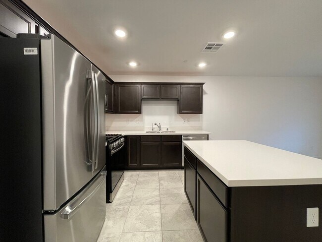 Building Photo - 3 bed 2.5 bath 2 car garage townhouse in m...