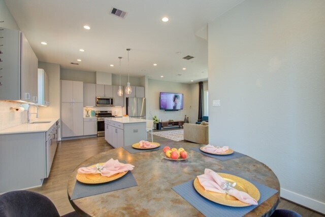 Foto del edificio - 8411 Hempstead Rd