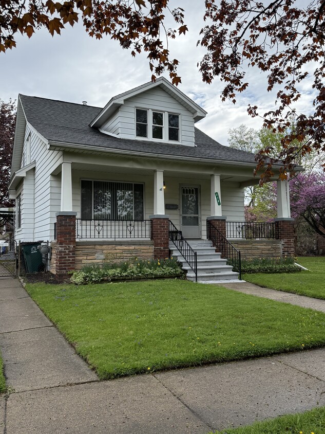 Primary Photo - 516 University St