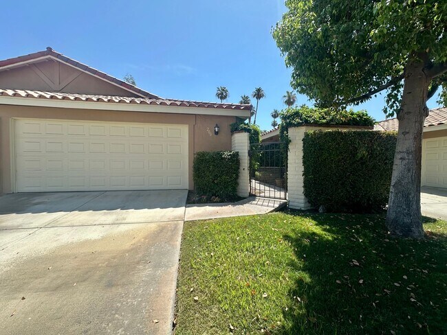 Building Photo - AVAILABLE NOW! 2 Bedroom 2 Bathroom plus D...