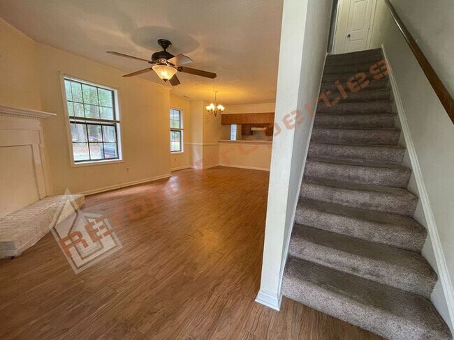 Building Photo - Great Location! 2 Bedroom 1.5 Bath 2 Story...