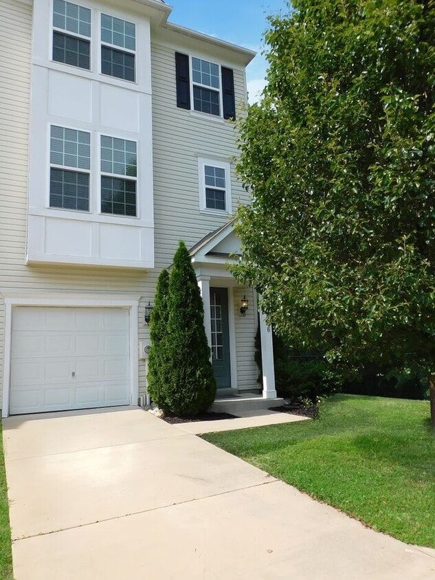 Foto principal - Pet Friendly 3 level End Unit Town Home wi...
