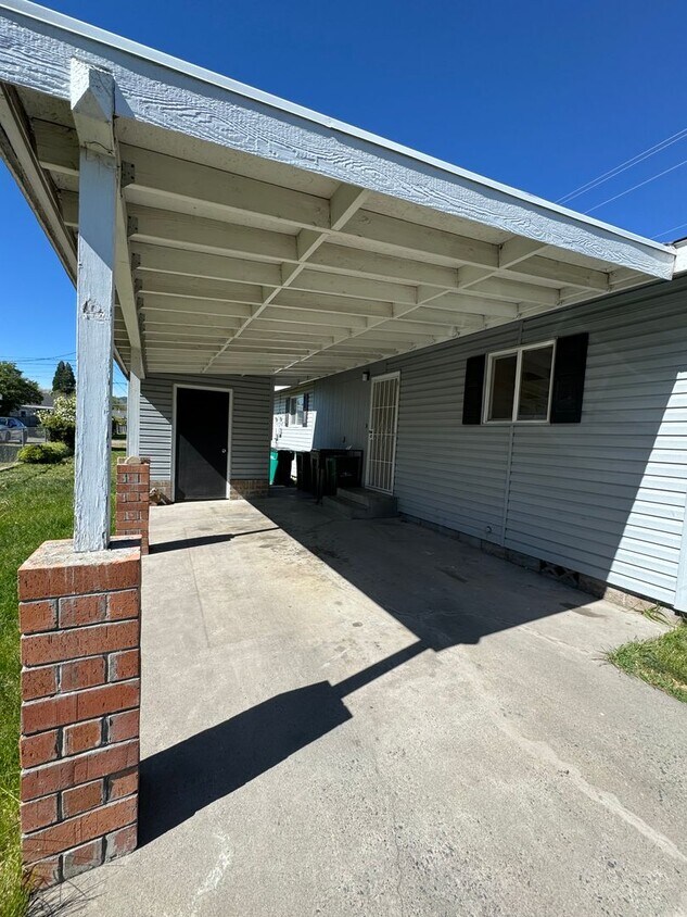 Primary Photo - 2bdrm, 1 bath duplex with carport and fenc...