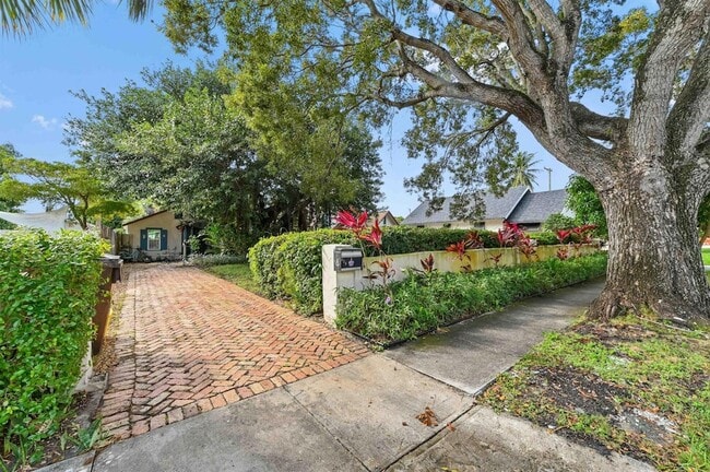 Building Photo - 424 51st St