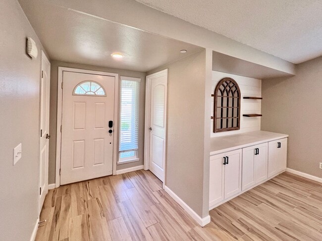 Foto del edificio - $2,850 Shaw & Academy 4 Bedroom / 2 Bathro...