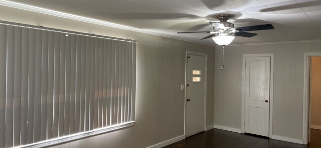 Foto del edificio - 2/1 Renovated House with fenced in lawn av...