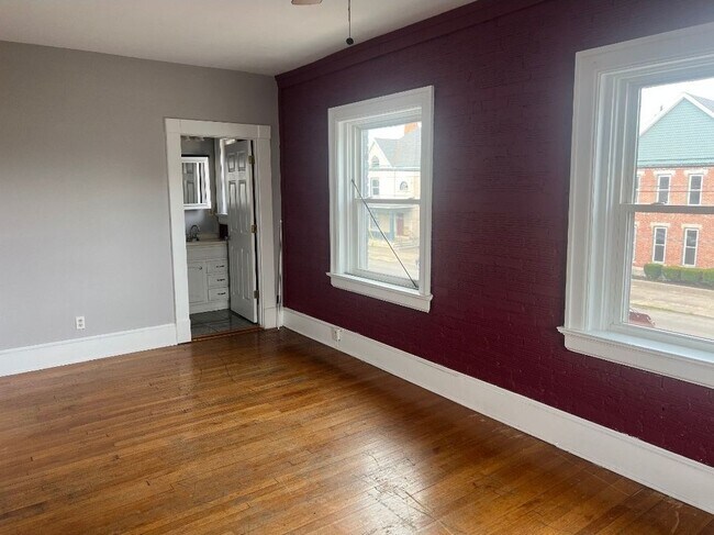 Building Photo - 1812 E 3rd St