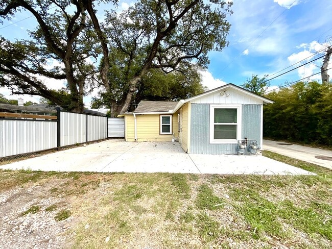 Foto del edificio - **APPLICATION RECEIVED** ALL BILLS PAID!! 1 Bedroom / 1 Bath Unit Near South Side Lions Park!