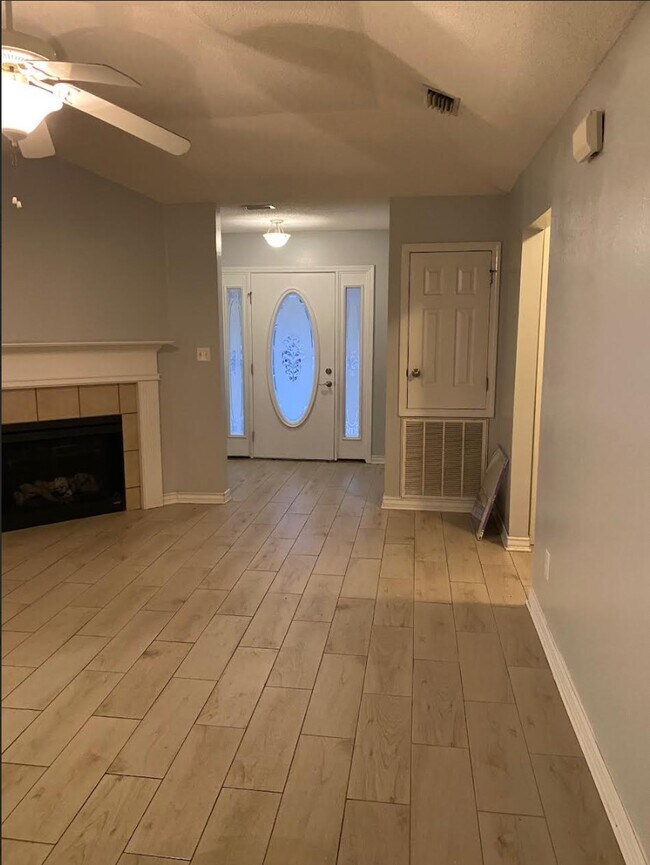 Foto del edificio - 11900 Liberty Cir N